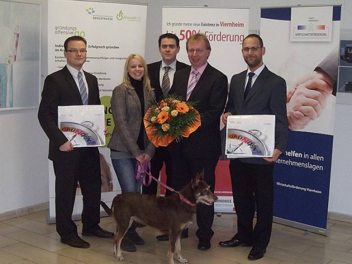 Marco Kreuzer, Markus Lahm, Bürgermeister Matthias Baaß und Alexander Schwarz gratulierten Lisa Dieter zu ihrem ersten Platz beim Ideenwettbewerb.